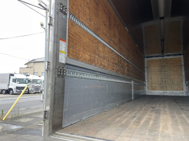 日野：17プロフィア：ハイルーフ：ウィング：メッキ多数：リア門口ステンレス：E13C