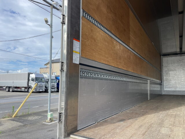 日野：17プロフィア：ハイルーフ：メッキ多数：アルミホイール：リア門口ステンレス