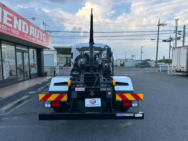 いすゞ：フォワード：登録済未使用：アームロール：3人乗り：ベッドレス：積載3.750㎏