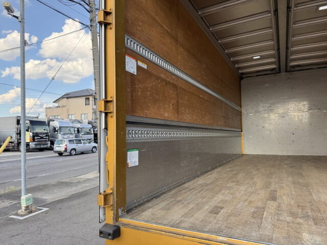 いすゞ：フォワード：6200ワイド：ウィング：木床：アルミホイール：240馬力：エアサス