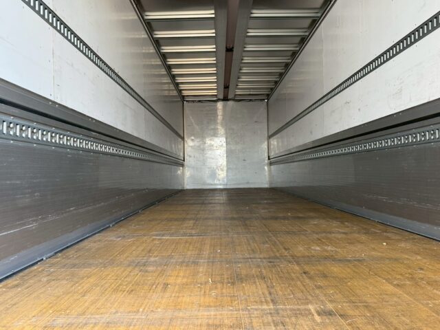 VOLVO：FH：グローブトロッター：ウィング：ブラックウルフホイール：木床