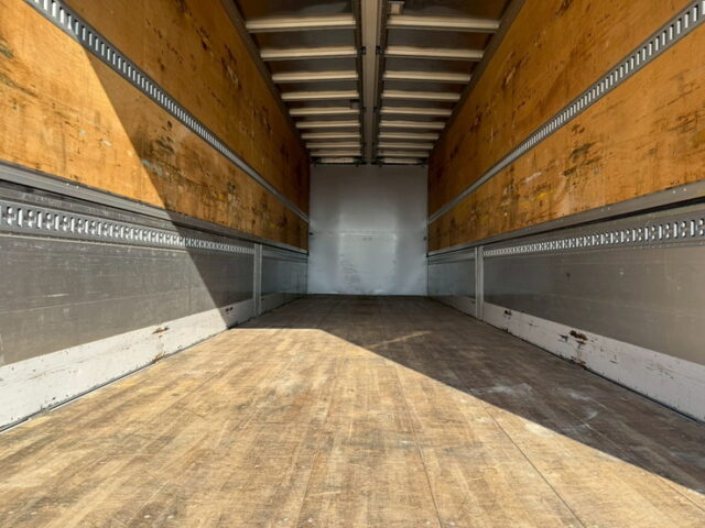 UDトラックス：クオン：ハイルーフ：ウィング：メッキ多数：木床：ラッシング2段