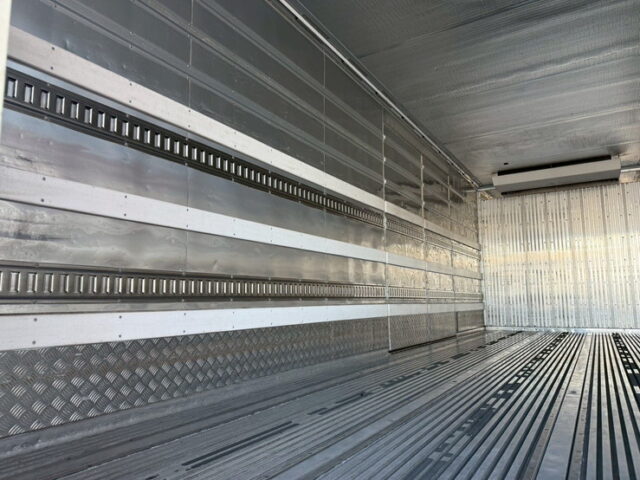 いすゞ：フォワード：ハイルーフ：冷凍バン：7100標準幅：架装多数：格納ゲート：エアサス