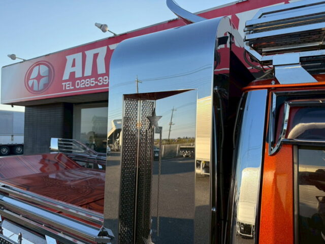 いすゞ：エルフ：イベント車：架装多数：カスタムペイント：荷台トランク仕様：マニ割り