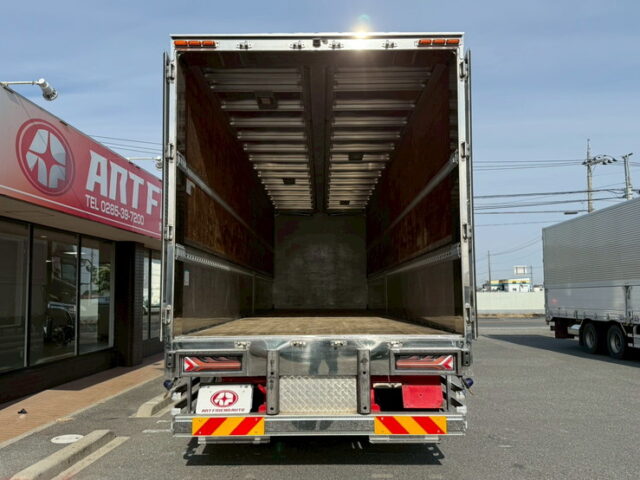 クオン:ハイルーフ:ウィング:メッキ多数:ステンレスバイザー:アルミホイール