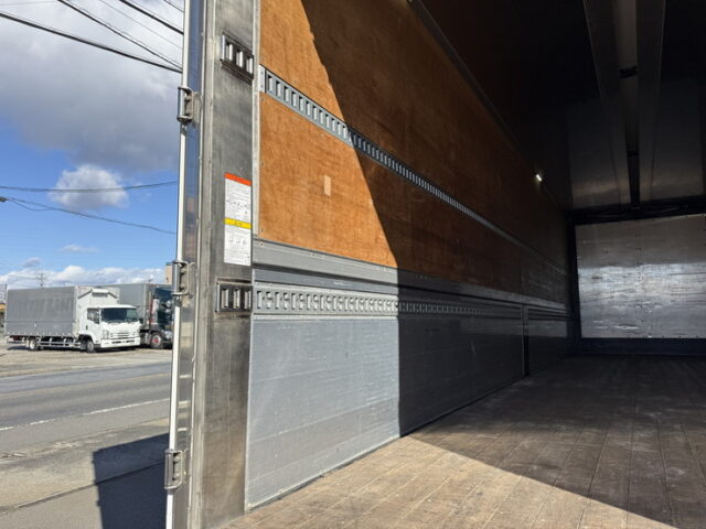 日野:17プロフィア:ハイルーフ:メッキ多数:アルミホイール:木床:E13Cエンジン