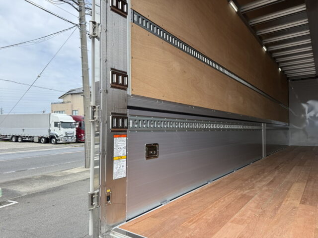 日野：17プロフィア：ハイルーフ：ウィング：未使用：アルミホイール：リア門口ステンレス