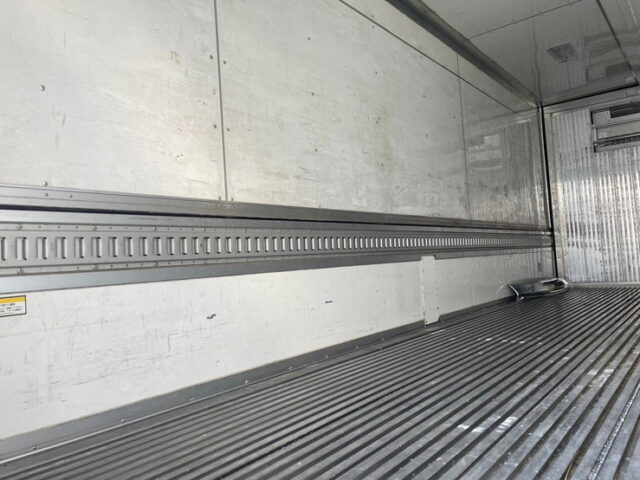 日野　レンジャープロ　冷凍ウィング　ステンレスサイドバンパー　メッキパーツ多数