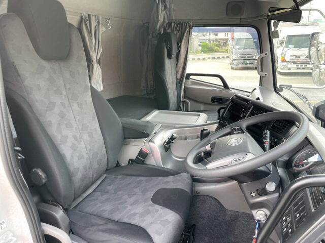 UDトラックス：クオン：トレーラーヘッド：メッキ多数：第5輪荷重11.500㎏