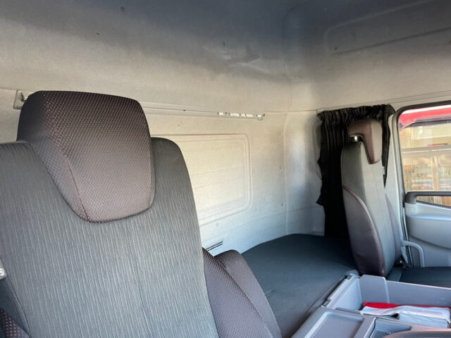 UD クオン：ハイルーフ：冷凍バン：トレクス造りボデー：横扉：ステンレス多数：AT