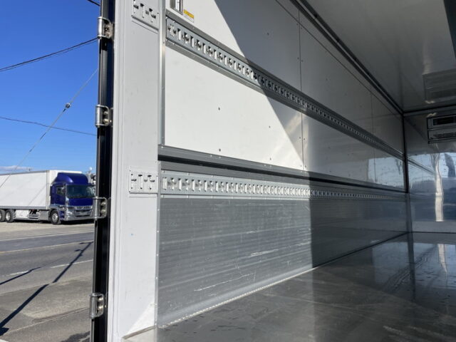 いすゞ：フォワード：増トン：冷凍ウィング：6600ボデー：エアサス：サーモキング製冷凍機