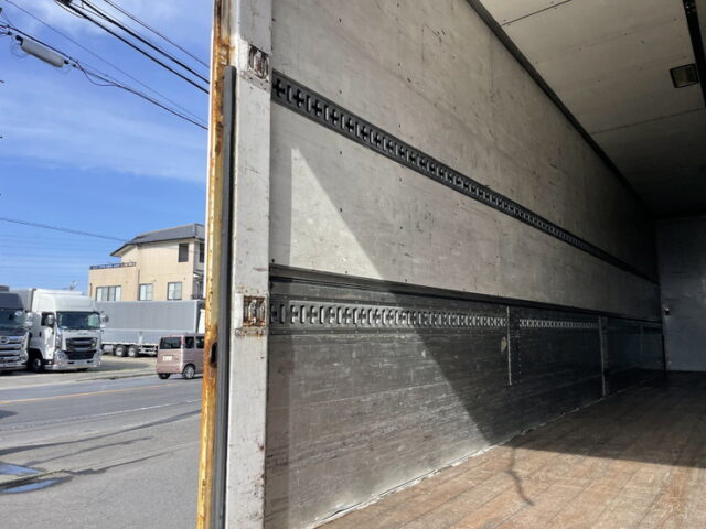 クオン：ハイルーフ：ウィング：跳上ゲート：総輪エアサス：エアロ付き：メッキ多数　