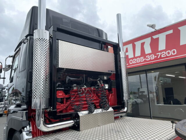 日野：プロフィア：トレーラーヘッド：内装生地張り：ハイルーフ：架装多数：メッキ多数