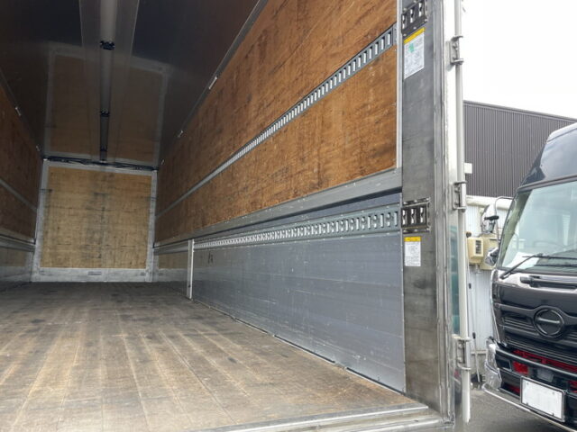 日野：17プロフィア：ハイルーフ：ウィング：メッキ多数：リア門口ステンレス：E13C