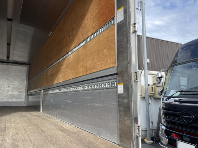 日野：17プロフィア：ハイルーフ：メッキ多数：アルミホイール：リア門口ステンレス