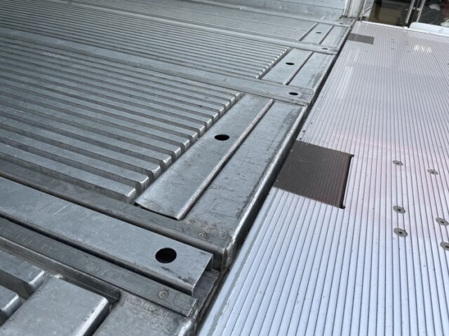 日野:17レンジャー:6200ワイド:冷凍バン:格納ゲート付:エアサス:ジョロ4キーストン