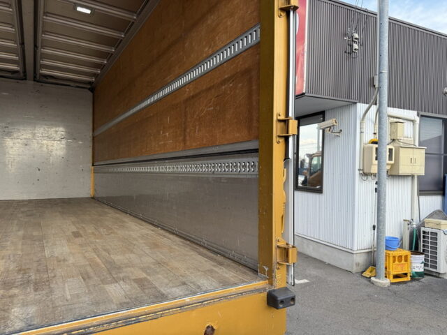 いすゞ：フォワード：6200ワイド：ウィング：木床：アルミホイール：240馬力：エアサス