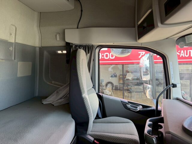 VOLVO：FH：グローブトロッター：ウィング：ブラックウルフホイール：木床