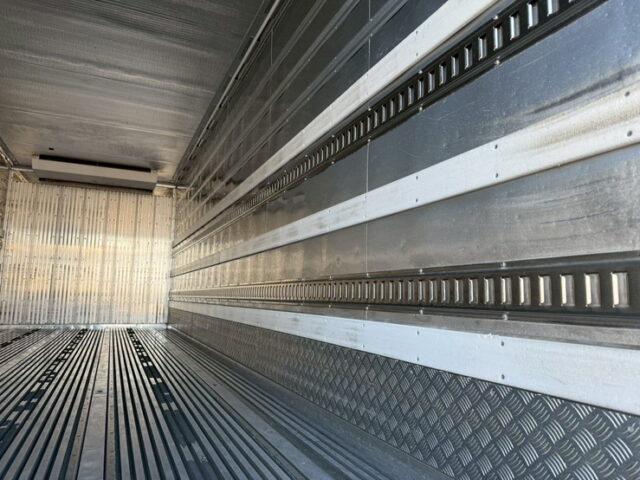 いすゞ：フォワード：ハイルーフ：冷凍バン：7100標準幅：架装多数：格納ゲート：エアサス