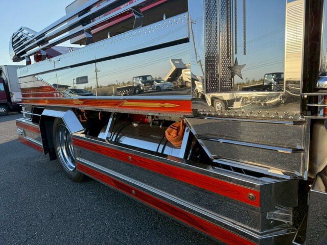 いすゞ：エルフ：イベント車：架装多数：カスタムペイント：荷台トランク仕様：マニ割り