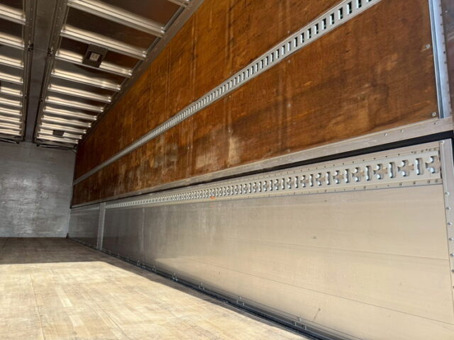 クオン:ハイルーフ:ウィング:メッキ多数:ステンレスバイザー:アルミホイール