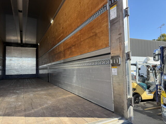 日野:17プロフィア:ハイルーフ:メッキ多数:アルミホイール:木床:E13Cエンジン