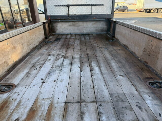 【現状】いすゞ：エルフ：平ボデー：架装多数：マニ割り：5トン未満：2駆/4駆切換付き