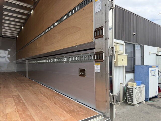 日野：17プロフィア：ハイルーフ：ウィング：未使用：アルミホイール：リア門口ステンレス