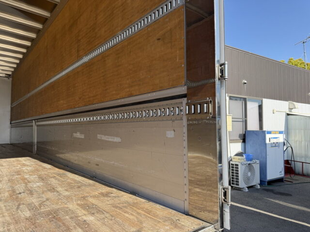 いすゞ：ギガ：ハイルーフ：ウィング：アルミホイール：リア門口ステンレス：低走行