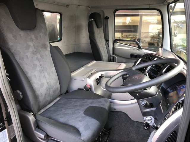 【412】UDトラックス　クオン　4軸低床　ウィング　エアローラー