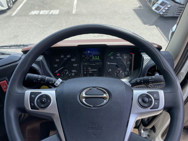 日野　17プロフィア　未使用　ハイルーフ　アルミホイール　リア門口ステンレス　7速MT