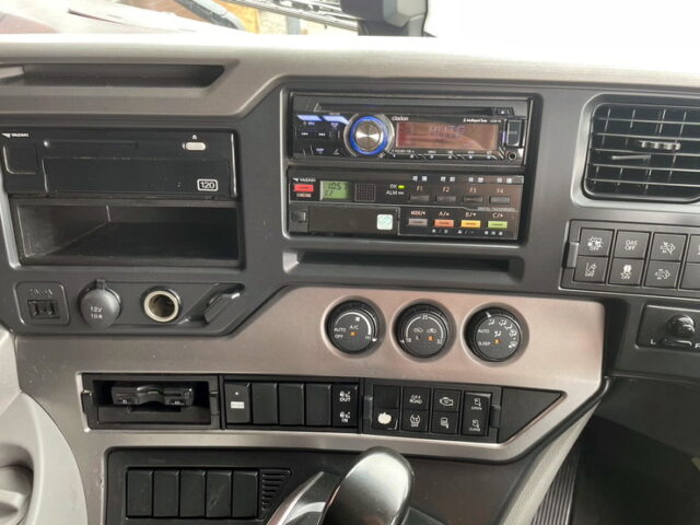 H30 UDクオン　アルミウィング　リア門口ステンレス　アルミホイール