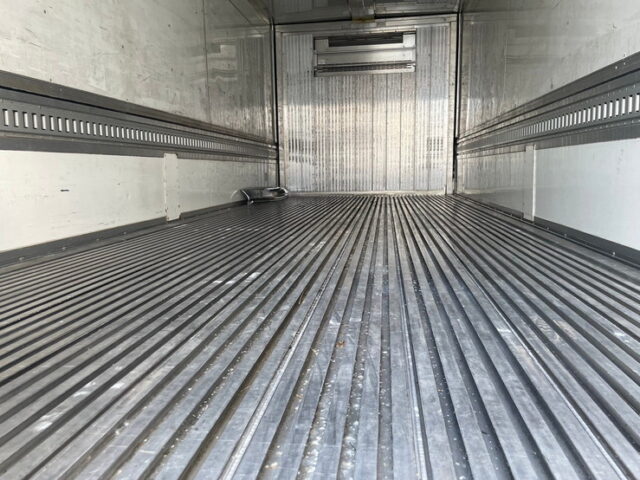 日野　レンジャープロ　冷凍ウィング　ステンレスサイドバンパー　メッキパーツ多数