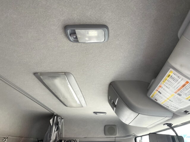 UDトラックス：クオン：トレーラーヘッド：メッキ多数：第5輪荷重11.500㎏