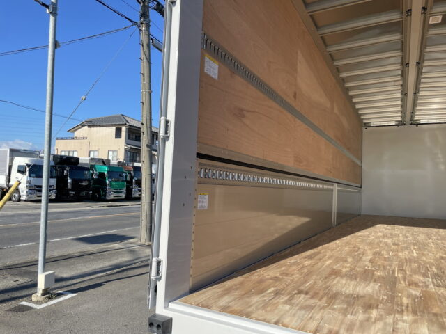 いすゞ　ギガ　ハイルーフ　ウィング　未使用車　アルミホイール　メッキ多数