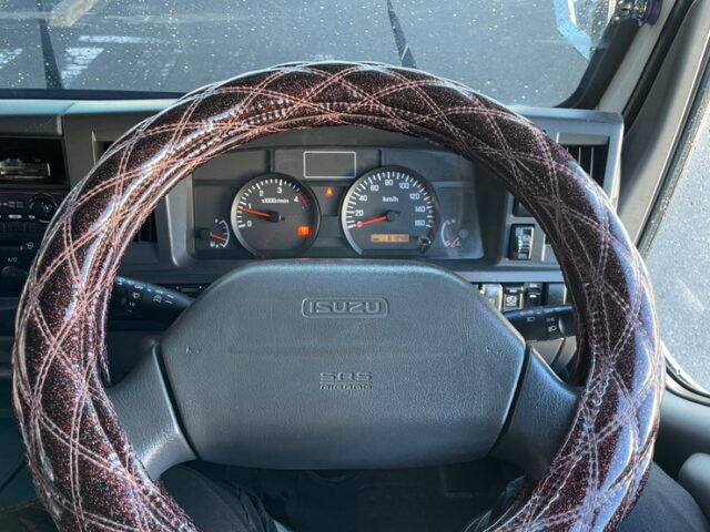 いすゞ：エルフ：平アルミブロック（70㎝）６速MT：フロントバイザー：ミラーステー：アルミホイール：架装多数　