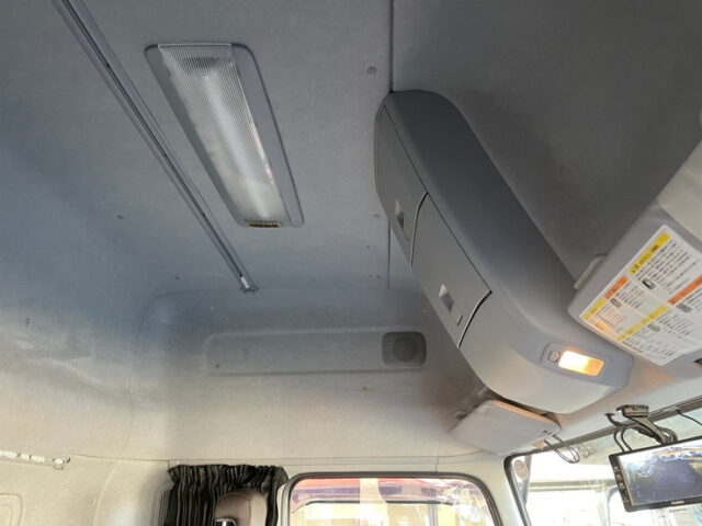 UD クオン：ハイルーフ：冷凍バン：トレクス造りボデー：横扉：ステンレス多数：AT