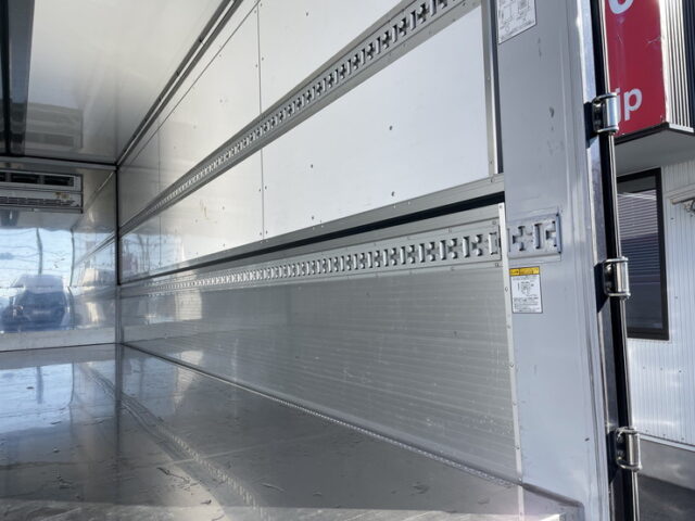 いすゞ：フォワード：増トン：冷凍ウィング：6600ボデー：エアサス：サーモキング製冷凍機