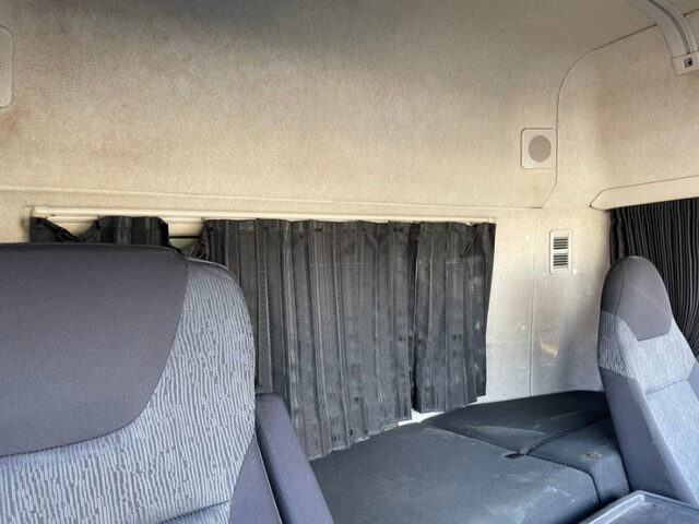 三菱ふそう　スーパーグレート　トレーラーヘッド　ハイルーフ　AT　ステンレスサイドバンパー