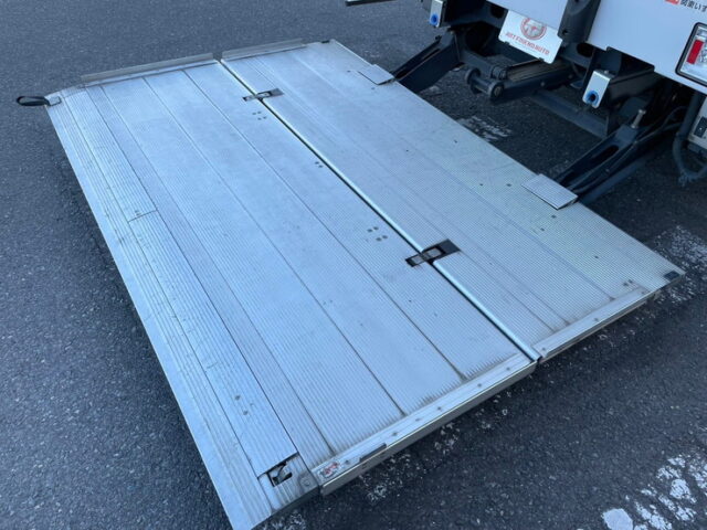 いすゞ:フォワード:ワイド:210馬力:アルミウィング:格納パワーゲート:リアエアサス:アルミホイール