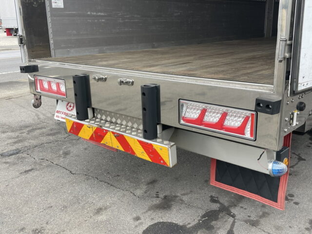 いすゞ　ギガ　ウィング　メッキ多数　ステンレス多数　アルミホイール