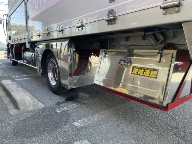 【委託販売車両】いすゞ：フォワード：205馬力：6MT：リア門口ステンレス：木床：ロケット：舟形バンパー：ステンレス多数　