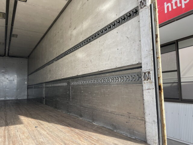 クオン：ハイルーフ：ウィング：跳上ゲート：総輪エアサス：エアロ付き：メッキ多数　