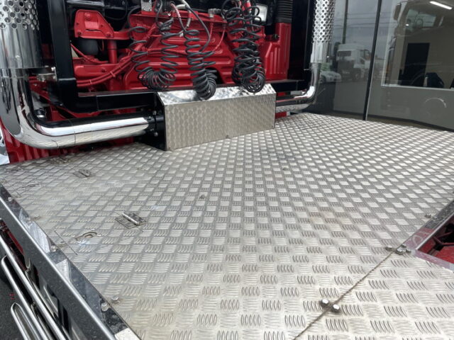 日野：プロフィア：トレーラーヘッド：内装生地張り：ハイルーフ：架装多数：メッキ多数