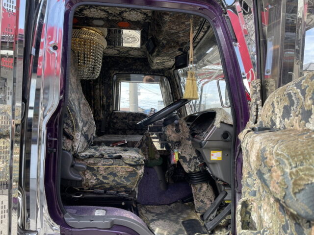 いすゞ：フォワード：デコトラ：キャンピング登録：箱内部屋仕様：マニ割り