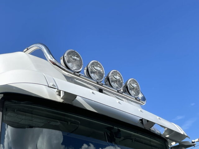 日野：プロフィア：トレーラーヘッド：ハイルーフ：ルーフバー：パイプバンパー：アルミホイール