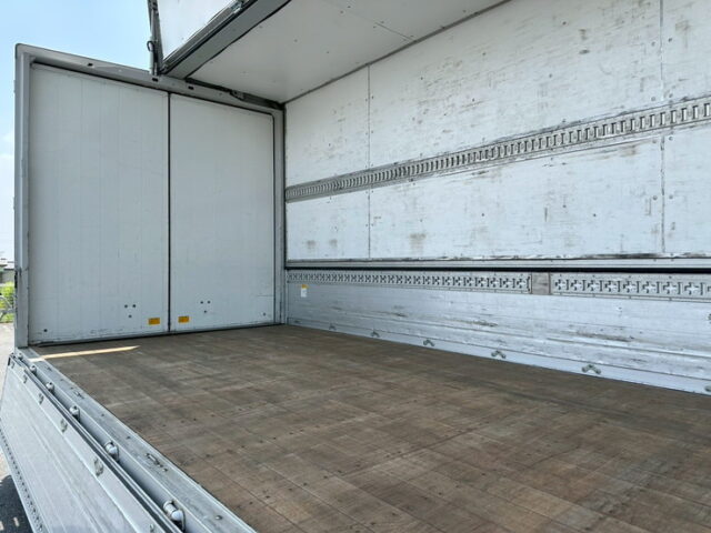 ファイター：6200ワイド：冷凍ウィング：板バネ：木床：アルミホイール：ステンレスサイドバンパー