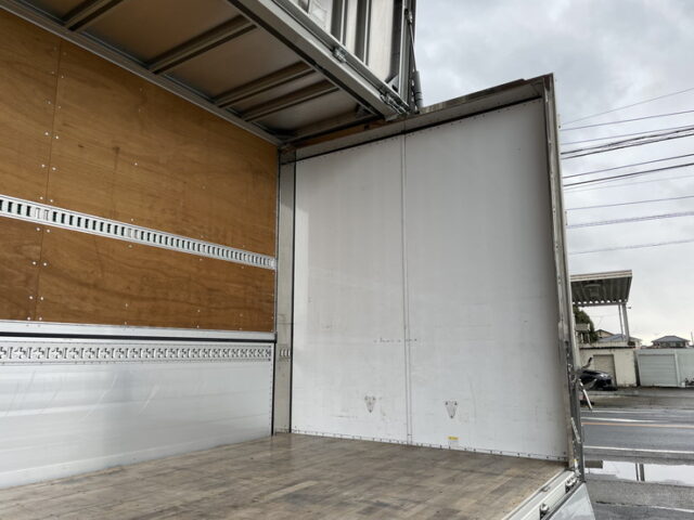 日野：17プロフィア：アルミウィング：ハイルーフ：7MT：リア門口ステンレス：アルミホイール：フロントバイザー ステンレス多数