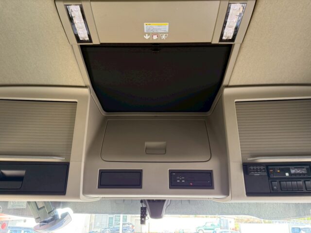 VOLVO：FH：グローブトロッター：ウィング：ブラックウルフホイール：木床