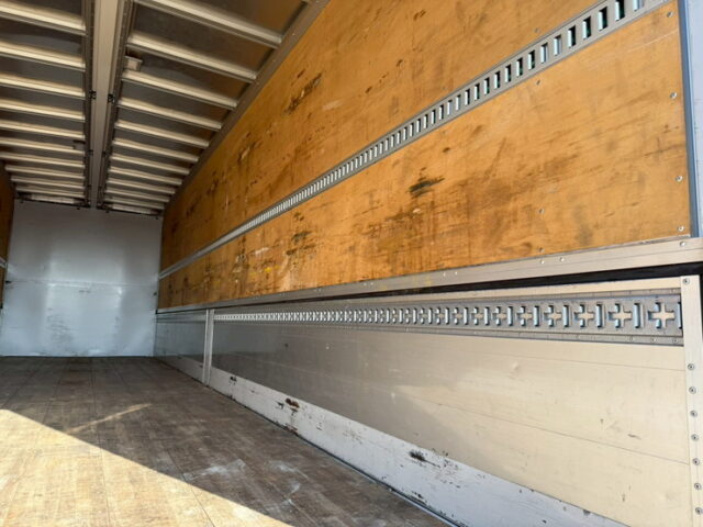 UDトラックス：クオン：ハイルーフ：ウィング：メッキ多数：木床：ラッシング2段